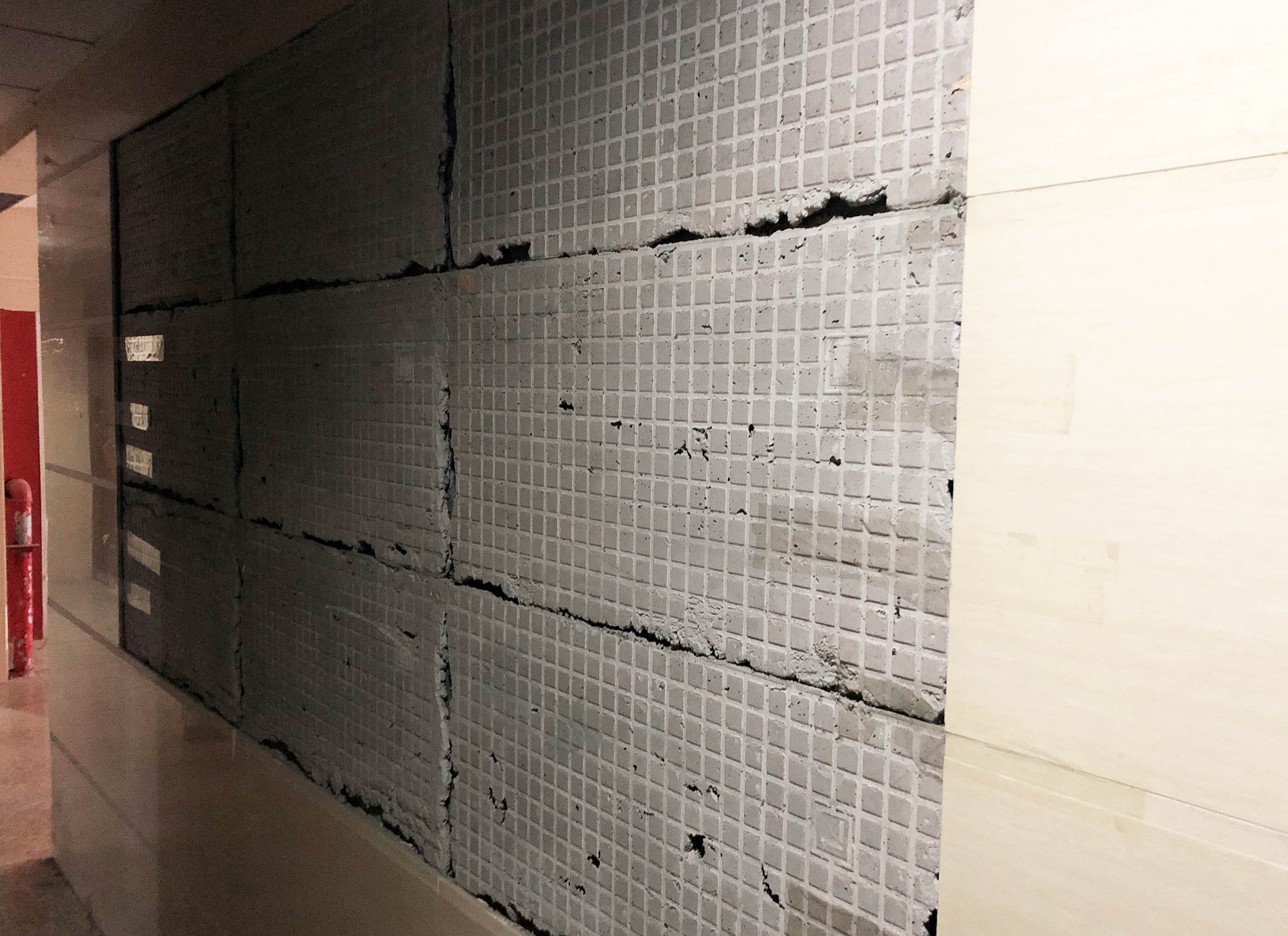 墙面瓷砖脱落最简单修补(家中墙上瓷砖脱落了,怎么修复) 墙面瓷砖脱落最简单修补(家中墙上瓷砖脱落了,怎么修复)